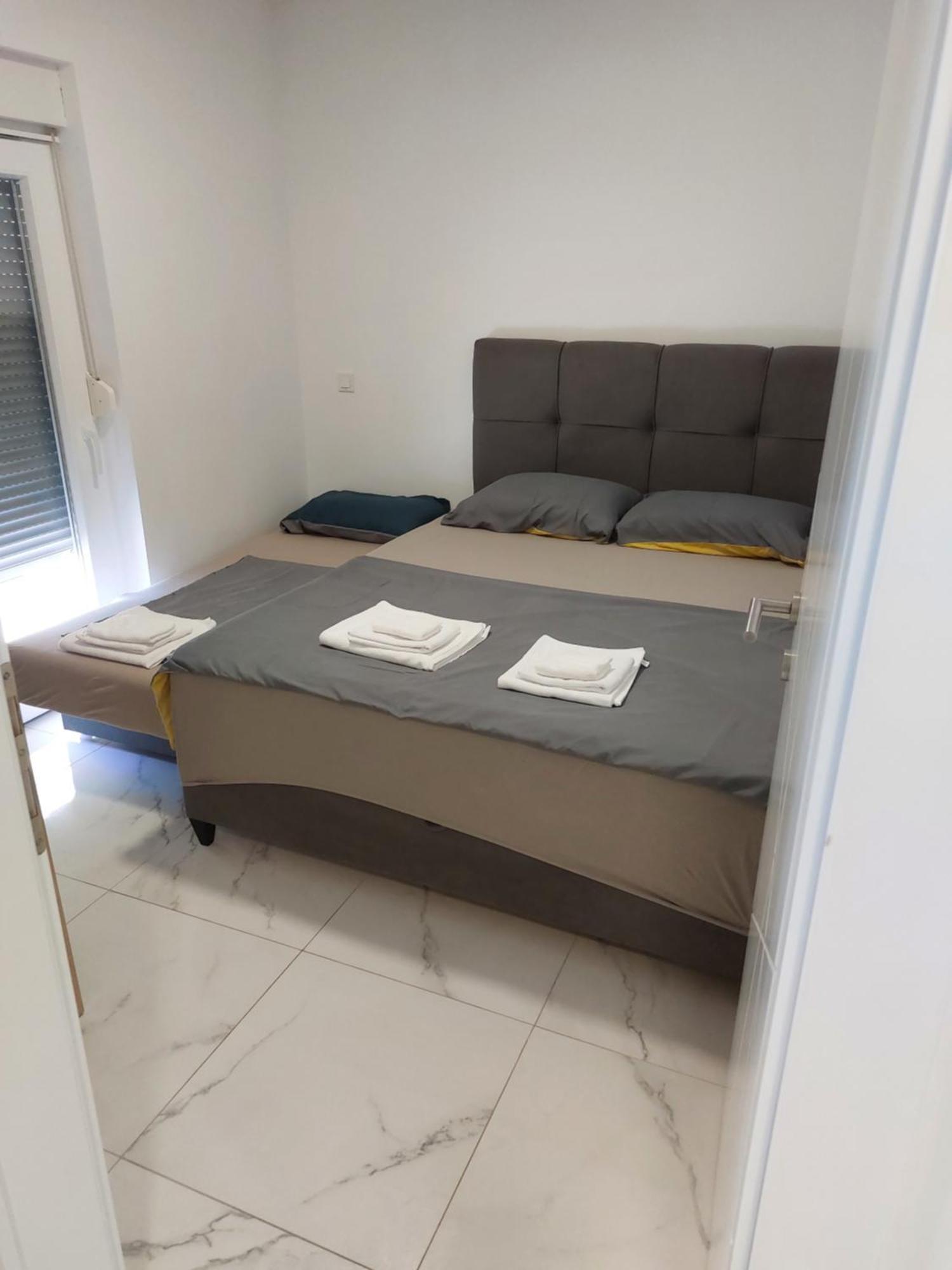 Apartmani Anastasia With Pool, Novalja Buitenkant foto